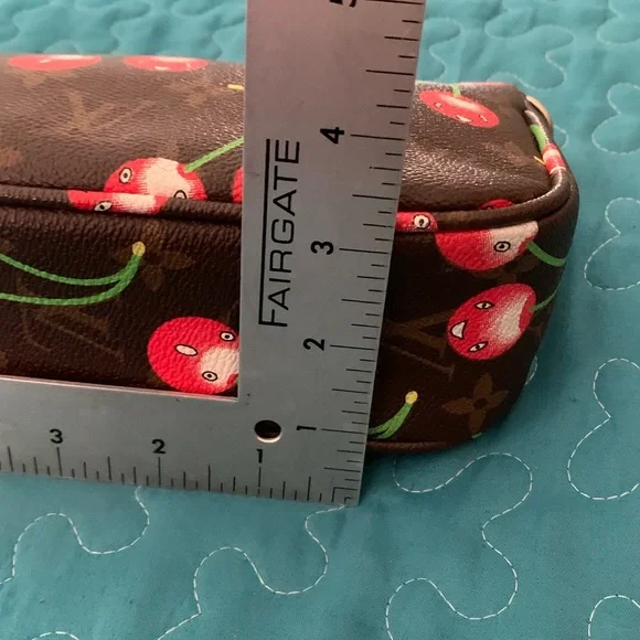 Louis Vuitton -Rare to Find Limited Edition Takashi Murakami Cerises Pochette - Picture 16 of 16